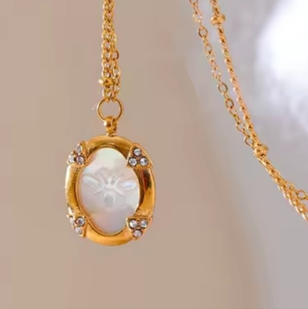 Gold Bee Embosed Necklace & Vintage Inspired Shell Pendant Gold Plated | NWOT